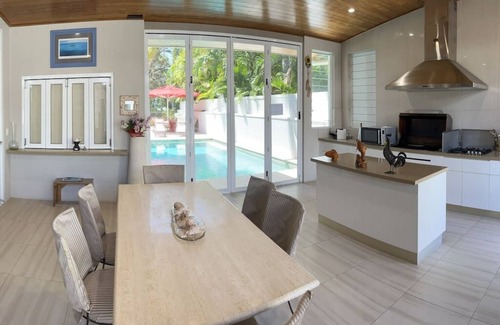 Kewarra Beach Villa | Beachfront 2 Bedroom Holiday Home with Breakfast Included