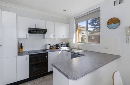 Avoca Beach Apartment | Premier Ocean View Hotel: Beachfront Between the Flags
