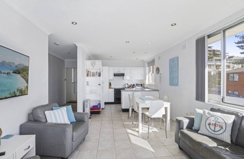Avoca Beach Apartment | Premier Ocean View Hotel: Beachfront Between the Flags