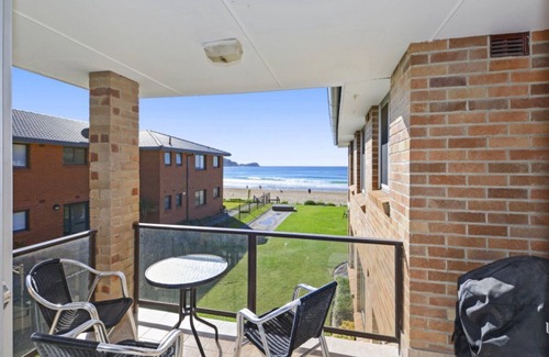 Avoca Beach Apartment | Premier Ocean View Hotel: Beachfront Between the Flags