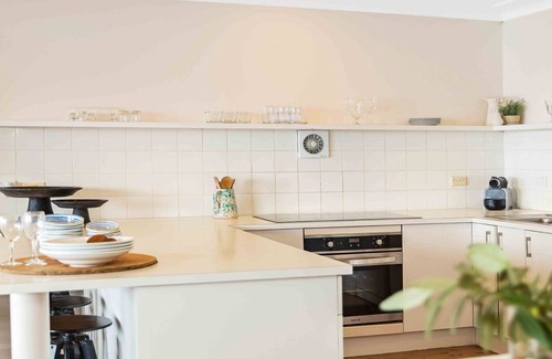 Pearl Beach House | Beachfront Paradise at Pearl Beach – Rated 9.6/10!