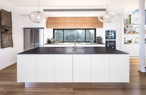Warriewood House | Seaside Elegance: 10/10 Rated Beachfront Retreat in Sydney