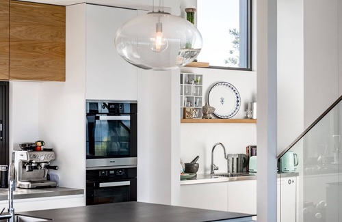 Warriewood House | Seaside Elegance: 10/10 Rated Beachfront Retreat in Sydney