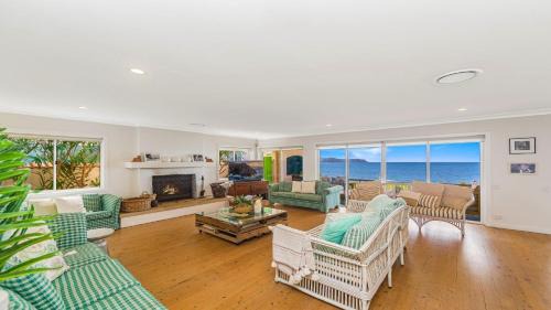 Pearl Beach House | Beachfront Retreat with Ocean Views - Pearl Beach Escape