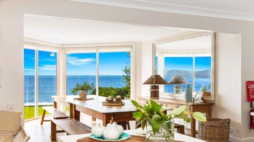 Pearl Beach House | Beachfront Retreat with Ocean Views - Pearl Beach Escape
