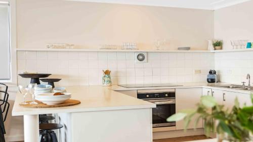 Pearl Beach House | Beachfront Retreat with Ocean Views - Pearl Beach Escape