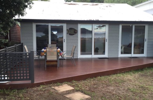 Patonga House | Beachfront Bliss: Family-Friendly Stay with Ocean Views