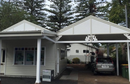 Patonga House | Beachfront Bliss: Family-Friendly Stay with Ocean Views