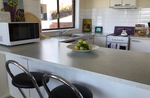Lorne House | Beachfront Bliss: Breathtaking Views & Family-Friendly Stay