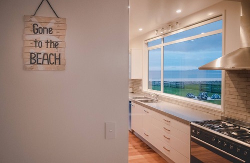 Onemana House | Ocean View Delight at Absolute Beachfront Onemana