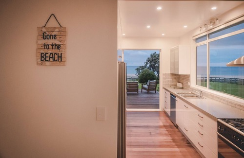 Onemana House | Ocean View Delight at Absolute Beachfront Onemana