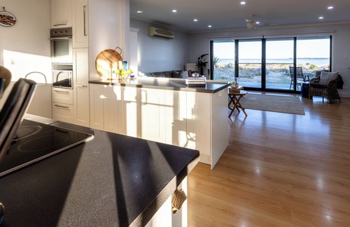 Melville House | Oceanfront Bliss: Smooth Sailing Yorke Peninsula Awaits