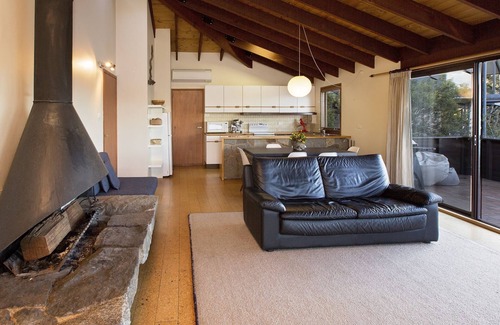 Jindabyne Apartment | Prime Lakefront Retreat in Jindabyne with Pool & Breakfast