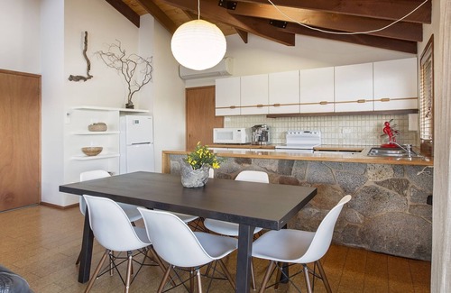 Jindabyne Apartment | Prime Lakefront Retreat in Jindabyne with Pool & Breakfast