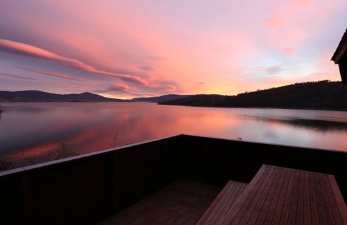 Jindabyne Apartment | Prime Lakefront Retreat in Jindabyne with Pool & Breakfast