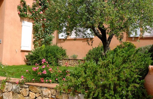 Lorgues Apartment | Tranquil Escape 45 km from St-Tropez with Ocean Views