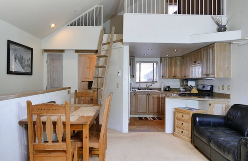 Telluride House | Cozy Ski-In/Out Retreat with Hot Tub & Scenic Views