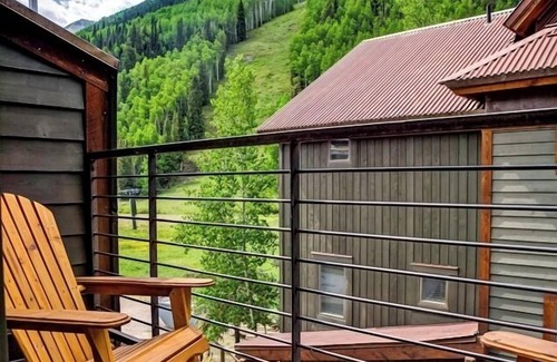 Telluride House | Cozy Ski-In/Out Retreat with Hot Tub & Scenic Views