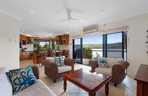 Brisbane Waterfront House | Waterfront Retreat with Private Pontoon for Adventure