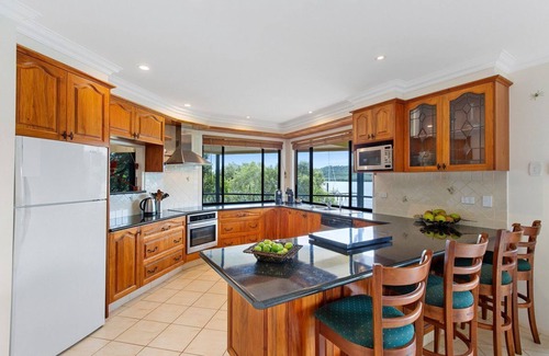 Brisbane Waterfront House | Waterfront Retreat with Private Pontoon for Adventure