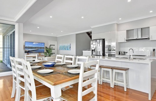 Fishing Point House | Guest Rated 10/10: Absolute Waterfront Lakehouse Retreat