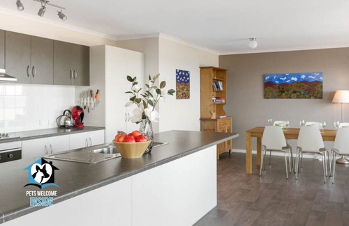 Bonney House | Breathtaking Waterfront Views with Kayaks & Pet Friendly
