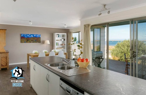 Bonney House | Breathtaking Waterfront Views with Kayaks & Pet Friendly