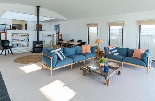 Minnamurra House | Waterfront Beach House with Family and Pet-Friendly Amenities