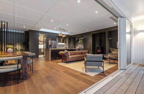 Devonport House | Idyllic Beachfront Retreat in Cheltenham with Pool & Spa