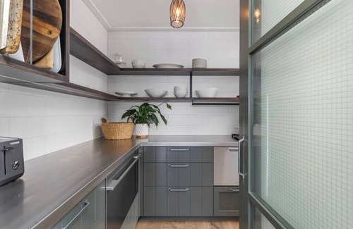 Devonport House | Idyllic Beachfront Retreat in Cheltenham with Pool & Spa
