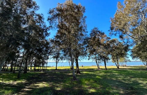 Killarney Vale House | Tranquil Lakeside House: Pet & Child Friendly Retreat
