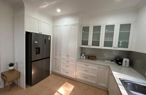 Killarney Vale House | Tranquil Lakeside House: Pet & Child Friendly Retreat