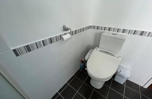 Killarney Vale House | Tranquil Lakeside House: Pet & Child Friendly Retreat