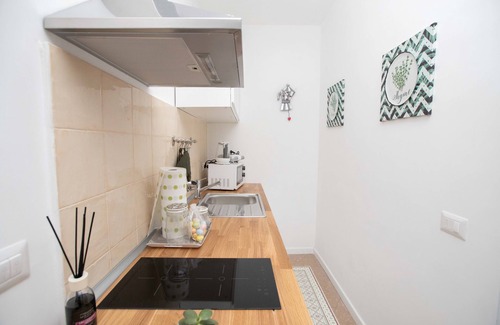 Mugnano di Napoli Apartment | Stylish Abstract Apartment M84 with Family-Friendly Amenities