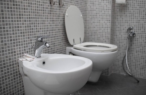 Mugnano di Napoli Apartment | Stylish Abstract Apartment M84 with Family-Friendly Amenities