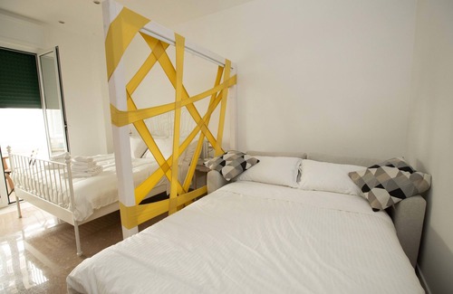 Mugnano di Napoli Apartment | Stylish Abstract Apartment M84 with Family-Friendly Amenities