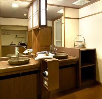 Yudanaka Shibu Onsen Hotel | Explore Aburaya Tousen: Spa Retreat with High Ratings