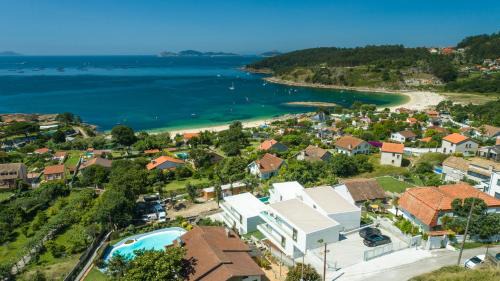 Cangas Apartment | Oceanfront Acíes Apartamentos Turísticos with Pool Access