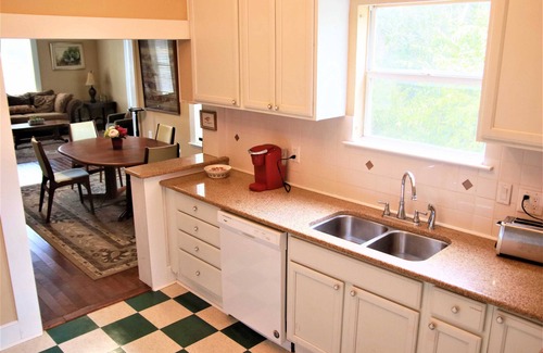 Palacios Cottage | AC, Free WIFI - Sleeps 7 - Full Kitchen