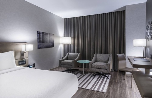 Medford Hotel | Inviting AC Hotel by Marriott Boston North with Pool & Spa