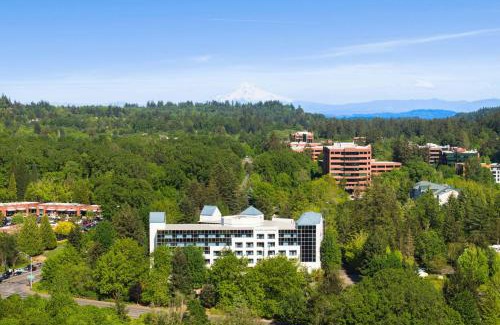 Lake Forest Hotel | Comfortable Stay at Crowne Plaza Portland - Lake Oswego