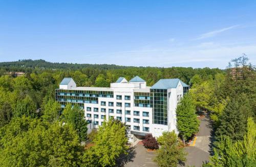 Lake Forest Hotel | Comfortable Stay at Crowne Plaza Portland - Lake Oswego