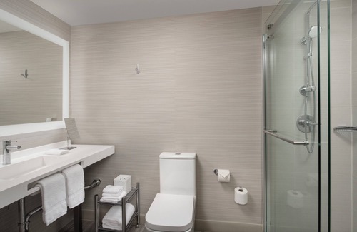 Lake Forest Hotel | Relaxing Stay at Crowne Plaza Portland-Lake Oswego