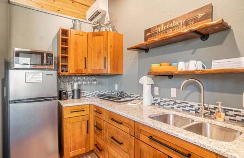 Estes Park Hotel | AC, K Bed, Fireplace, Shared Hot Tub, Kitchenette