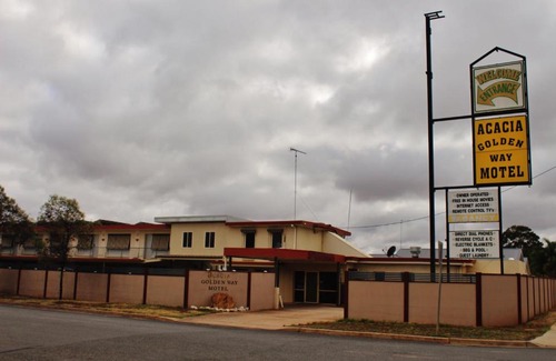 West Wyalong Hotel | Budget-Friendly Acacia Golden Way Motel with Pool & Breakfast