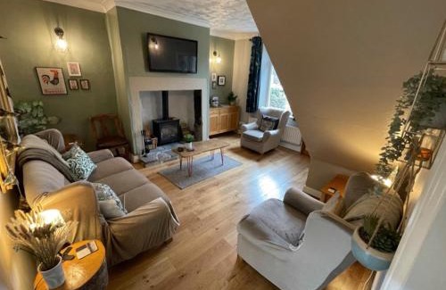 Wolsingham House | Top-Rated Acacia House: Pet-Friendly with Breakfast Included