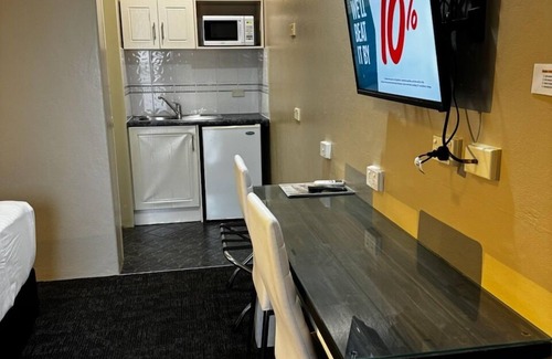 Griffith Hotel | Family-Friendly Acacia Motel Griffith with Pool & Breakfast