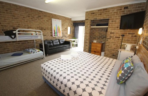 Jindabyne Hotel | Family-Friendly Acacia Snowy Motel with On-Site Dining