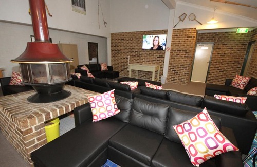 Jindabyne Hotel | Family-Friendly Acacia Snowy Motel with On-Site Dining
