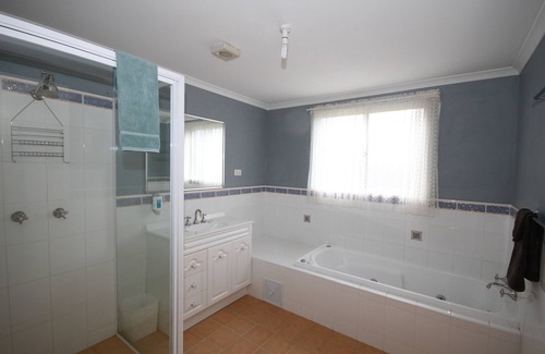 Jindabyne Hotel | Cozy Acacia Snowy Motel with Spa and Family-Friendly Perks